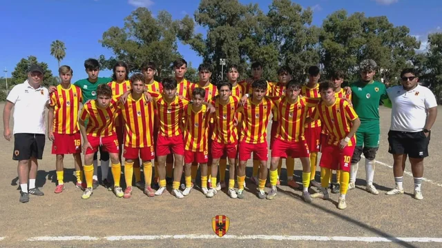 Il gruppo Under 17 della Nuova Igea Virtus in divisa giallorossa, nella foto pubblicata dal club il 26 settembre 2026