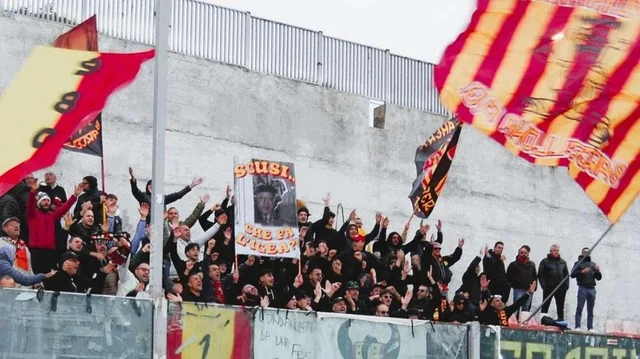 Bandiere giallorosse fra i tifosi dell’Igea sugli spalti, foto d’archivio