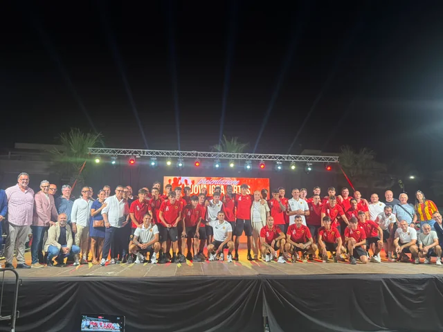 La prima squadra sul palco alla presentazione della stagione 2026/27