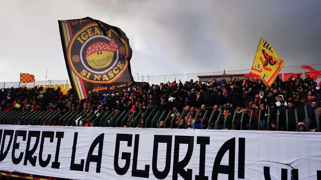 Tifosi dell’Igea in tribuna con la bandiera Igea si nasce