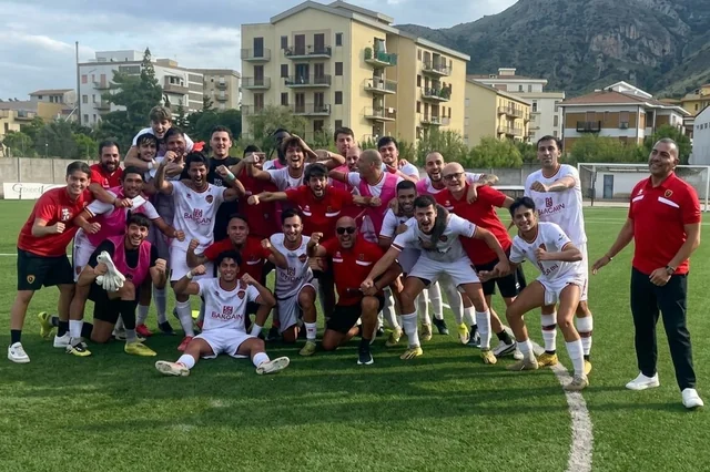 La Nuova Igea Virtus festeggia la vittoria contro il Trapani