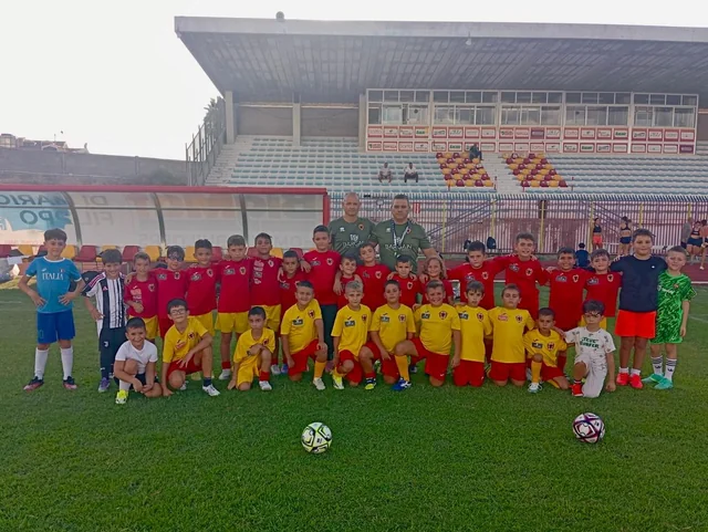 Bambini e tecnici della scuola calcio Igea allo stadio D'Alcontres-Barone