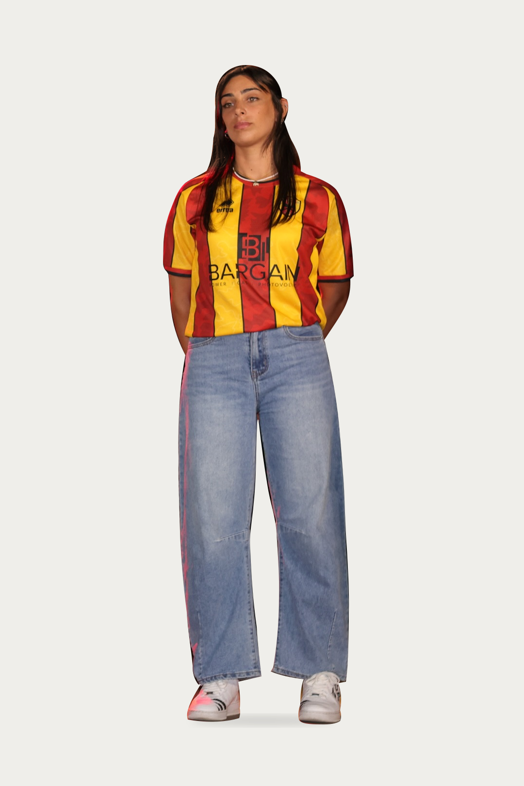 Modella con la maglia giallorossa Nuova Igea Virtus nella foto reale della presentazione, rielaborata con sfondo neutro e correzione del colore dei capelli