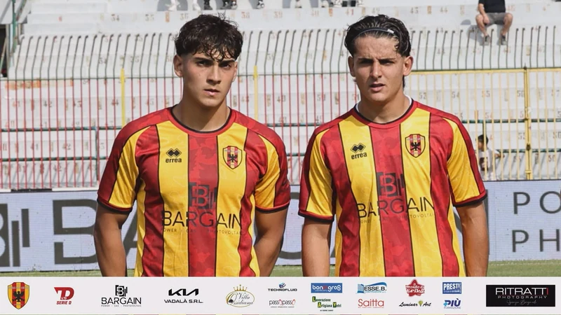 Due calciatori della Nuova Igea Virtus in campo con la maglia giallorossa, gli stemmi e gli sponsor visibili