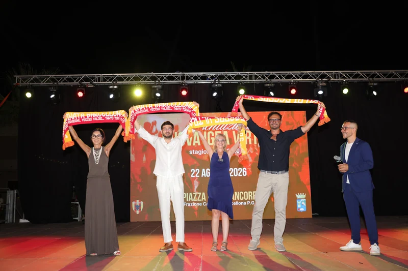 Quattro persone alzano sciarpe della Nuova Igea Virtus sul palco della presentazione della stagione 2026/27