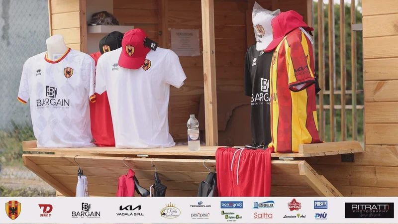 Lo stand del merchandising della Nuova Igea Virtus allo stadio, con maglie, cappellini e pantaloncini esposti